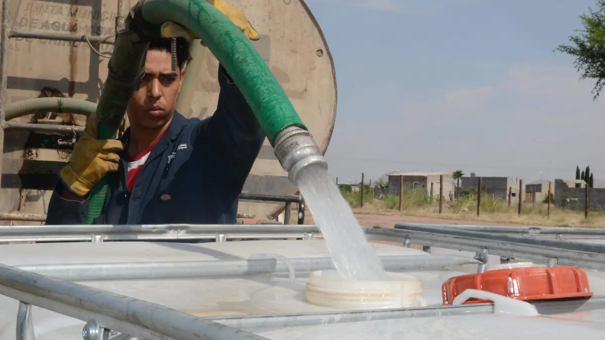 Trabajador Llenando Tinacos y Tanques de Agua en la Colonia Granjas del Sur y Campo Viejo al Sur de la Ciudad (9)